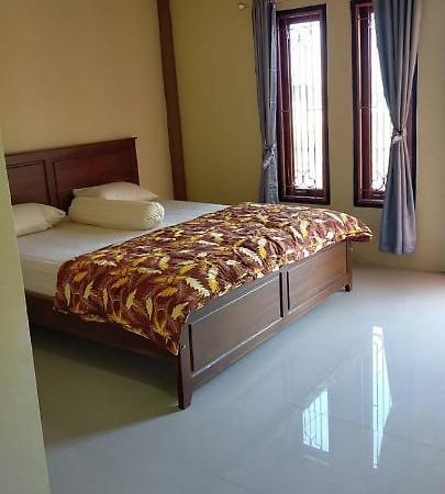 Andira Homestay Labuan Bajo Exterior photo